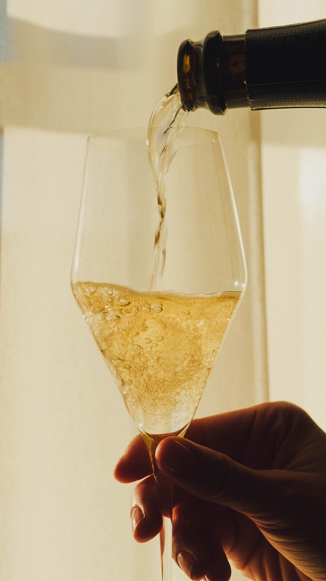 Banke wine being poured into a glass